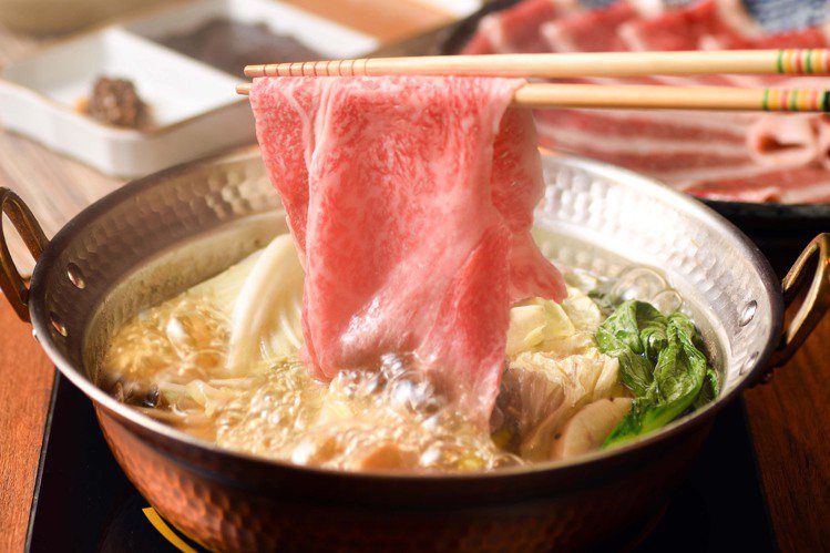 除了壽喜燒湯底外，「日本A5和牛鍋 免運防疫箱」也可搭配涮涮鍋湯底。圖／乾杯提供