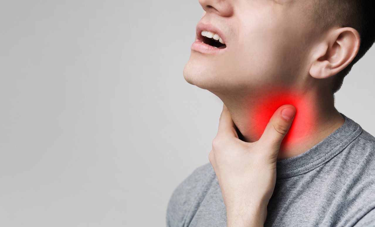 男子聲音沙啞喉嚨卡卡、快喘不過氣 醫查出下咽癌第四期。圖/123RF