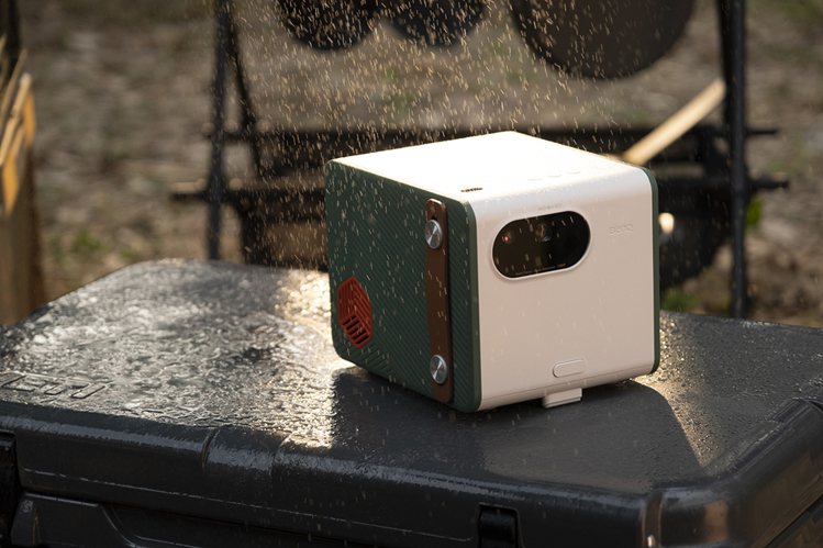 BenQ LED行動露營投影機GS50具備IPX2防潑水功能。圖／BenQ提供