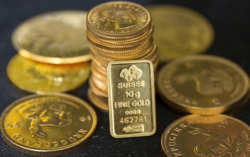 國際金價近日維持震盪走勢，圖為黃金條塊與金幣。圖／路透