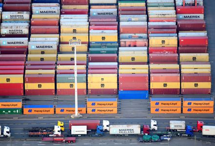 全球指標航商不約而同醞釀漲價，時間可能落在6月中旬。圖為港口待清理貨櫃堆積狀況。（路透）