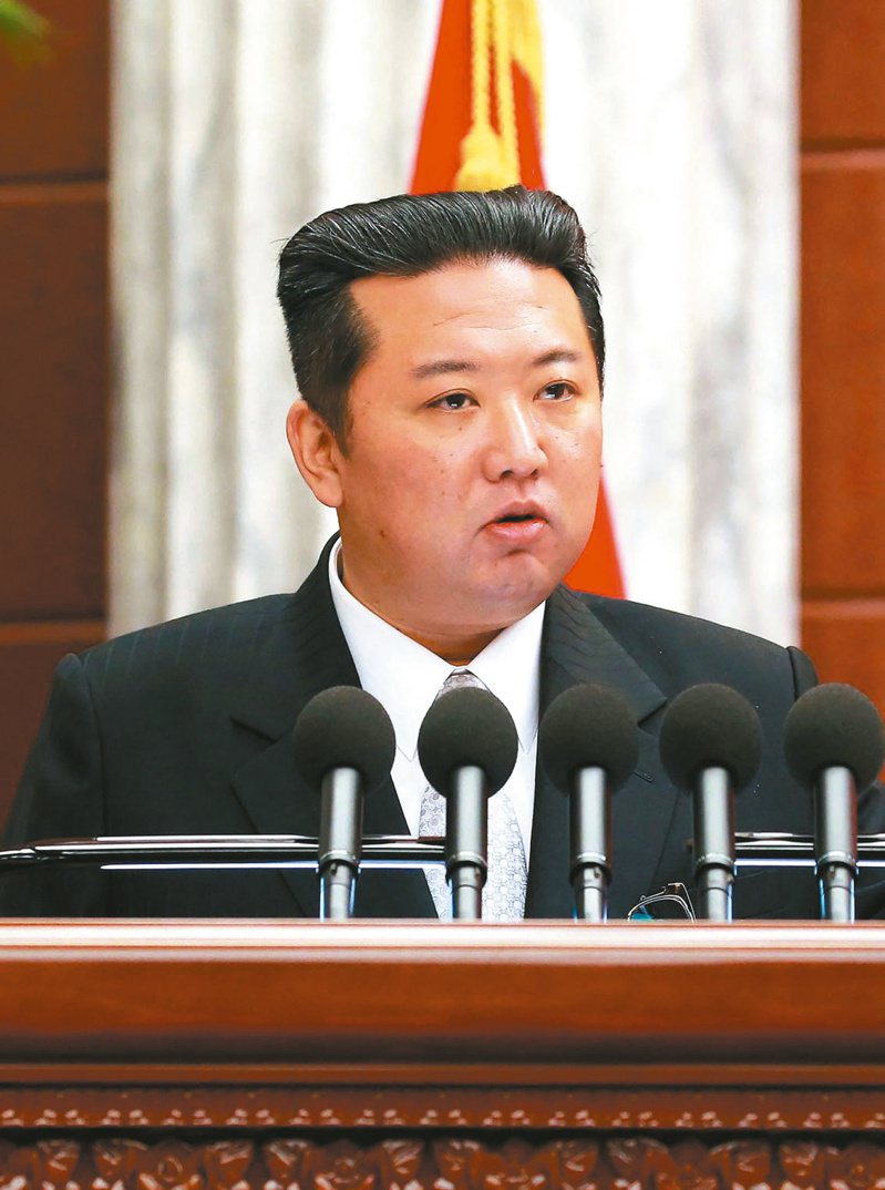 北韓領導人金正恩去年底主持黨內會議，臉型明顯比過去消瘦。（法新社）