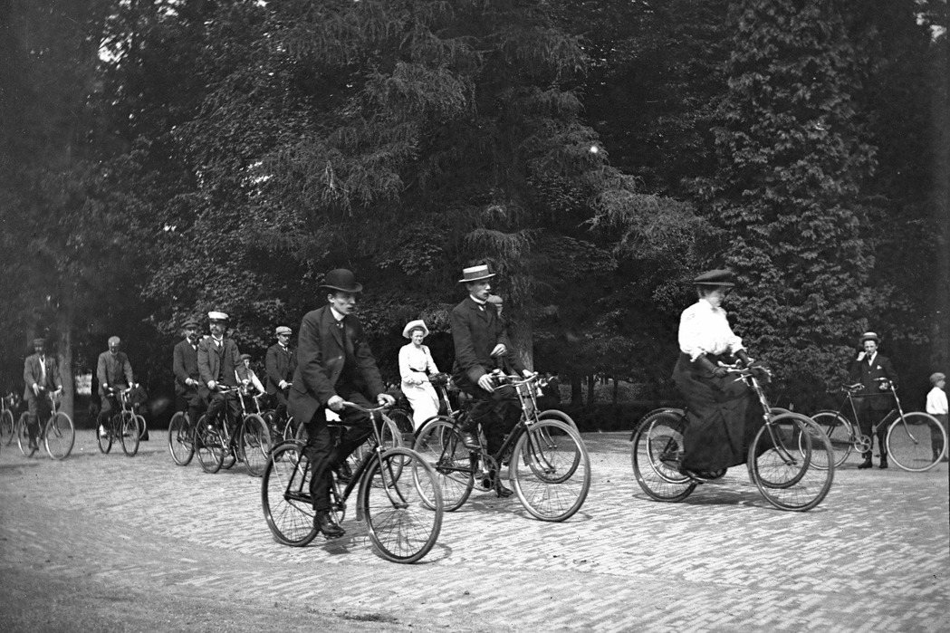 1907年ANWB年度聯合會參與者的照片，攝於烏特勒支威廉敏娜公園（Wilhelminapark）。 圖／烏特勒支檔案館