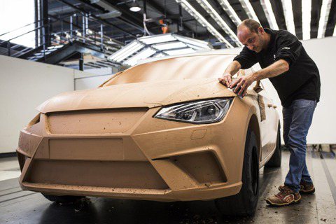 數位科技進步快速 為什麼車廠還要用黏土製作試作車？
