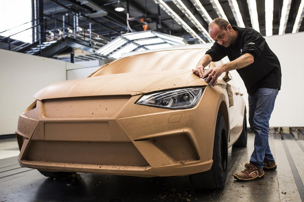 黏土模型至今仍在汽車設計前期扮演重要角色。 摘自網路