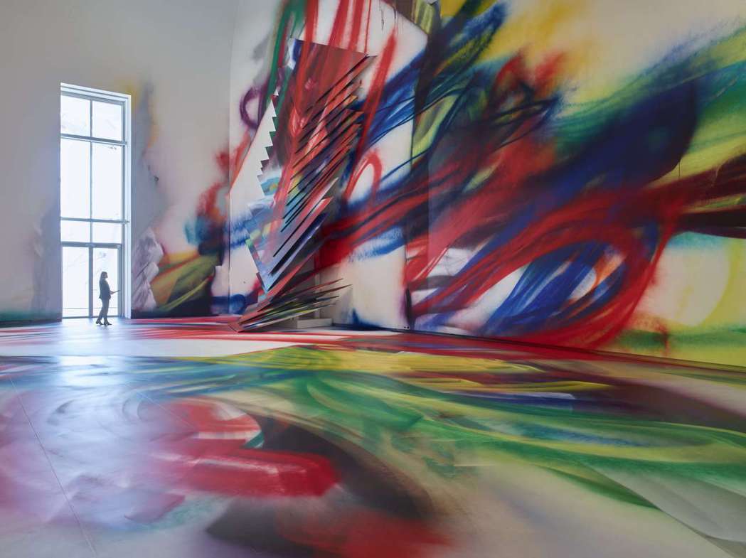 德國藝術家Katharina Grosse為《色彩賦格曲》展覽，所打造的裝置藝術...