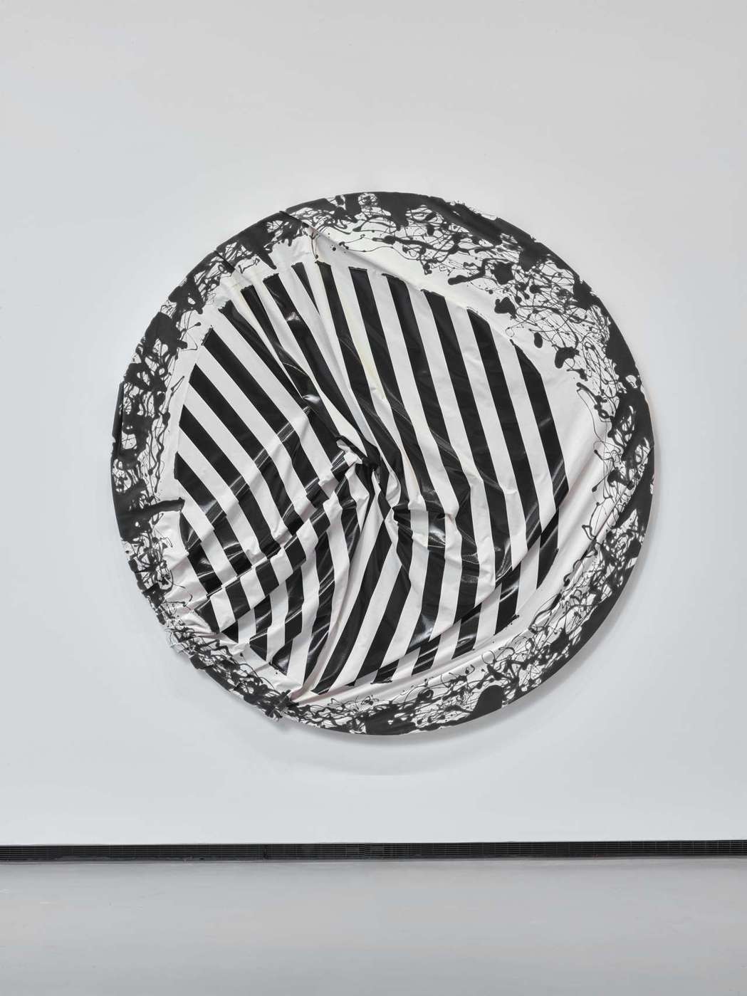 美國藝術家Steven Parrino創作的不規則畫布。圖／Louis Vuit...
