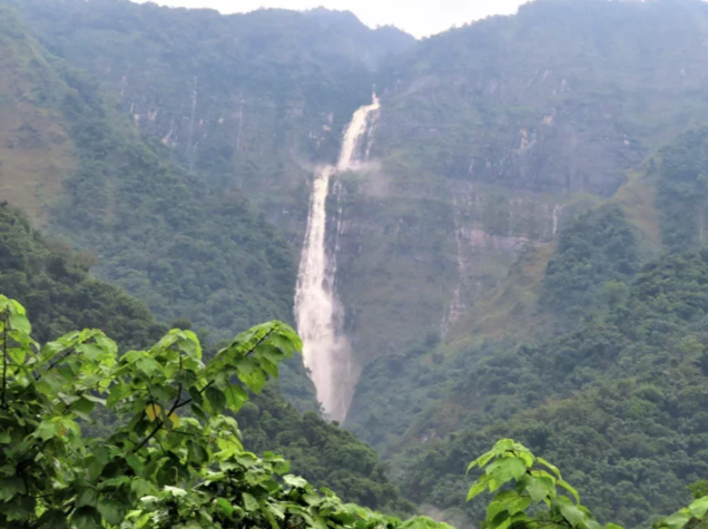 嘉義縣阿里山鄉豐山村蛟龍瀑布，落差達846公尺，是台灣落差最大的瀑布，梅雨豐沛再...