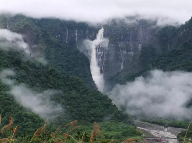 嘉義縣阿里山鄉豐山村蛟龍瀑布，落差達846公尺，是台灣落差最大的瀑布，梅雨豐沛再...