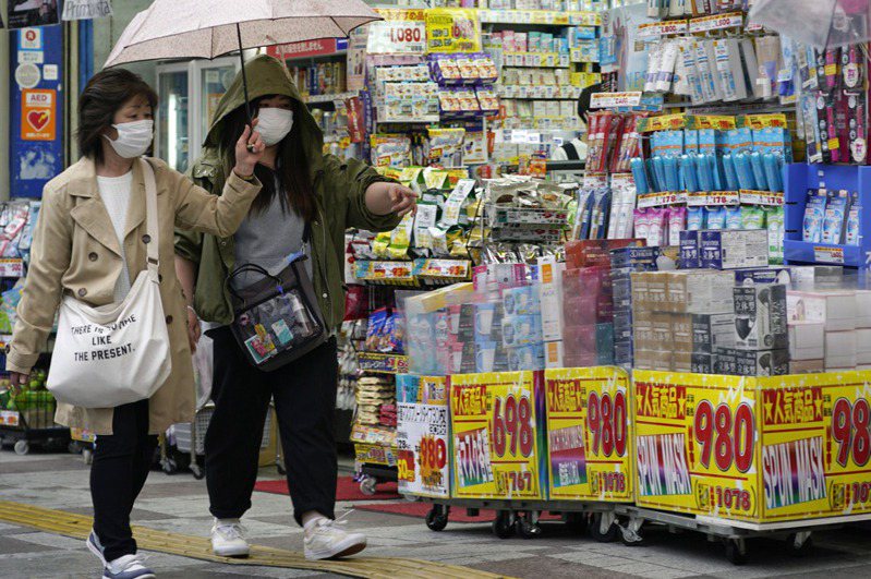 日本東京都政府一項分析結果顯示，相較以往，感染COVID-19（2019冠狀病毒疾病）Omicron變異株輕症患者後遺症中，咳嗽及倦怠感占比增加，味覺及嗅覺障礙占比減少。歐新社