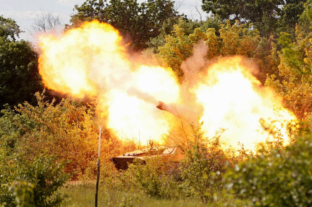 烏俄雙方在頓巴斯地區激戰，圖為在盧甘斯克發動砲擊的親俄部隊戰車。 圖／路透社