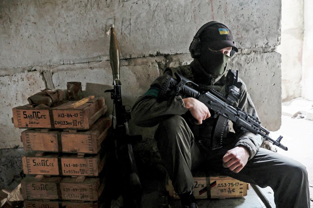 一名防守北頓內茨克的烏克蘭士兵。 圖／路透社