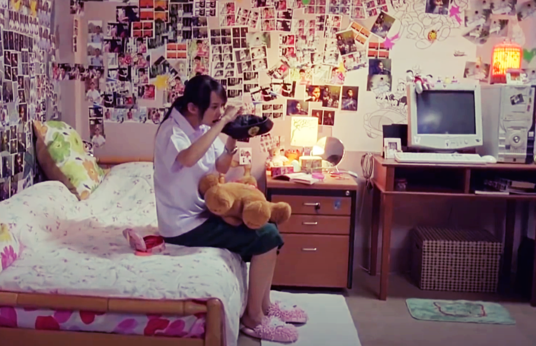 圖為暗戀繆許久的女配角，在她的房間裡貼滿了繆的照片。 圖／《愛在暹邏》劇照