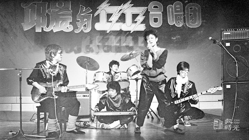 圖說：「王哥柳哥」電影劇情面─「丘丘合唱團」於台上表演情形。來源：聯合報。攝影：馮立罡。日期：1983/03/10
