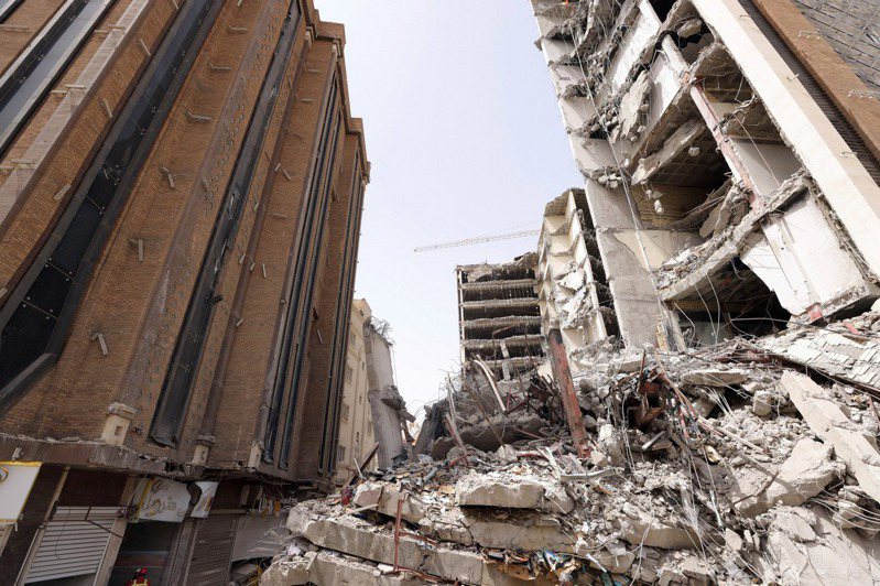 伊朗胡齐斯坦省阿巴丹市（Abadan）一栋施工中的10层楼建筑物倒塌，截至目前已有31人死亡。美联社(photo:UDN)