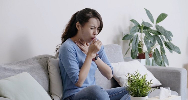 喉嚨痛的患者可以使用冰水或冷的鹽水去漱口，能稍稍減輕疼痛感；或者是按壓手背的合谷...
