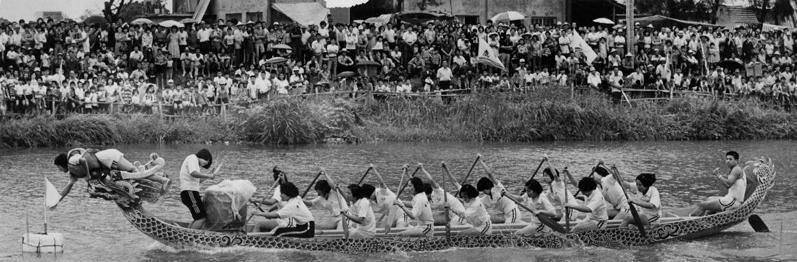 1979年5月30日鹿港國中女子龍舟隊，在龍舟競賽中表現優異。圖／聯合報系資料照片