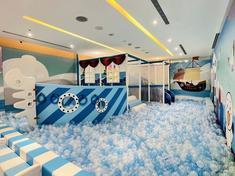 台中港酒店FUN世界的遊戲室造型球池。圖／台中港酒店提供
