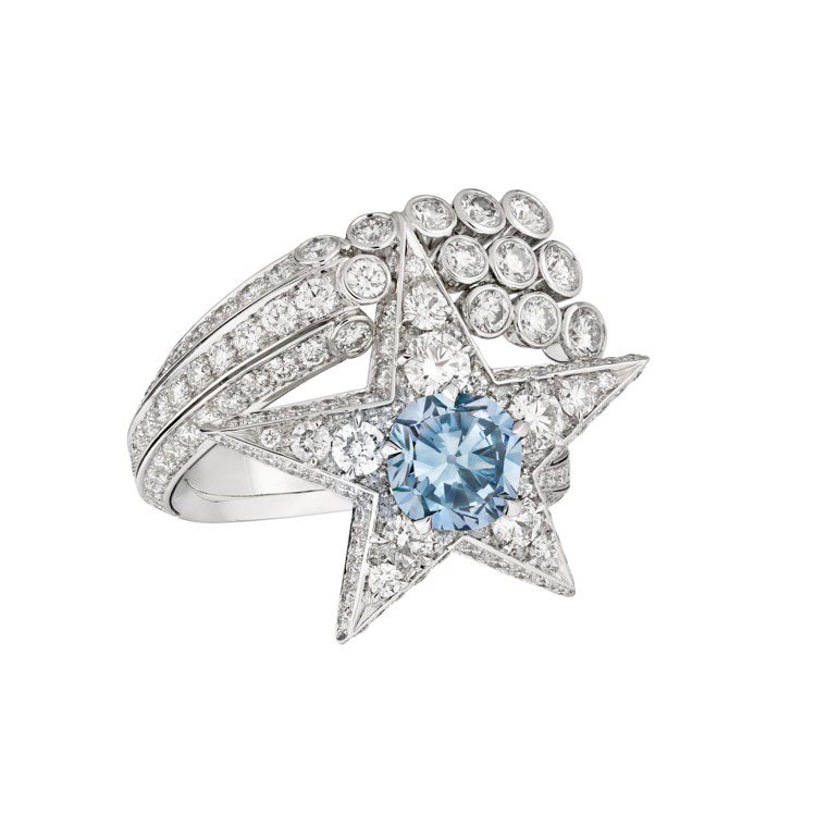 Comète Volute戒指為系列中唯一採用藍鑽之作，鉑金鑲嵌鑽石及約1.60克拉FVB VS枕型切割藍鑽，1億5684萬8,000元。圖／香奈兒提供