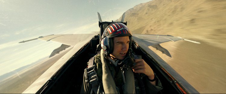湯姆克魯斯在「捍衛戰士：獨行俠」親自登上戰鬥機實拍空戰戲。圖／UIP提供
