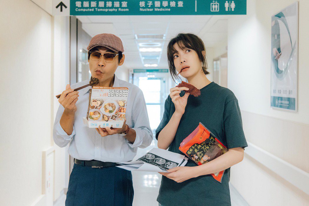 蔡淑臻（右）、夏靖庭在醫院走廊不停偷吃食物。圖／公視提供