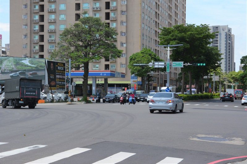 竹北市光明六路與縣政二路口啟用科技執法後，交通事故發生件數比去年同期減少44%。記者巫鴻瑋／翻攝