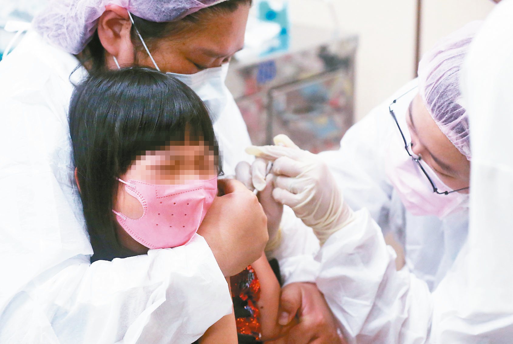 台北市昨天開打醫療院所預約制BNT兒童疫苗，台大醫院大廳擠滿人潮；指揮中心宣布，六月一日起六都均設置大型兒童疫苗接種站，隨到隨打。記者胡經周／攝影