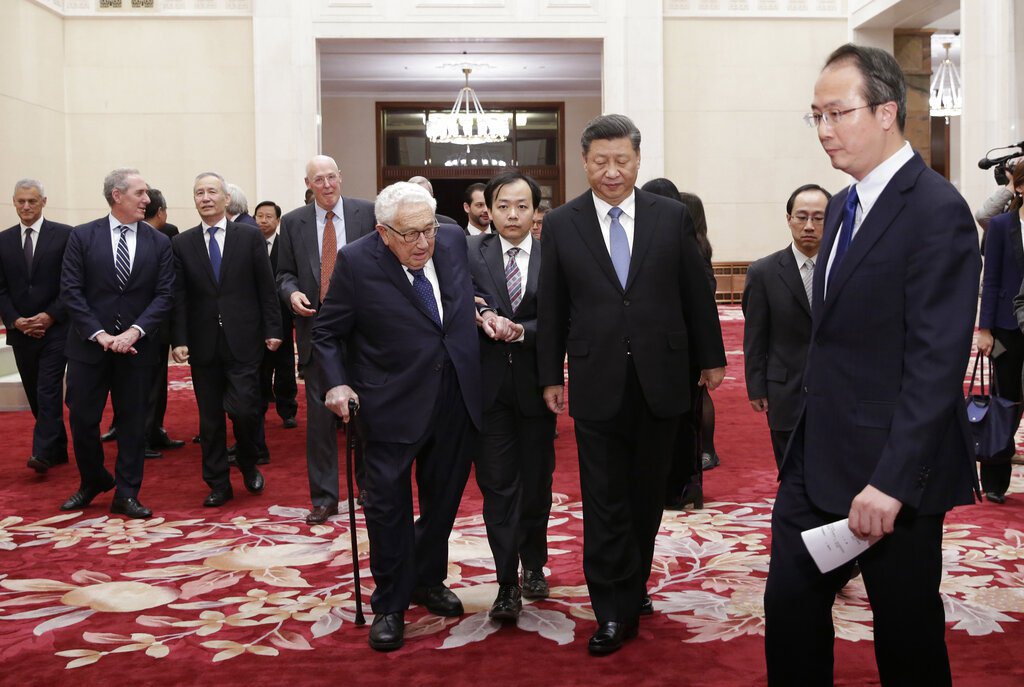 2019年11月，中國國家主席習近平（中右）和美國前國務卿季辛吉（中左）在北京人民大會堂會面。 圖／美聯社