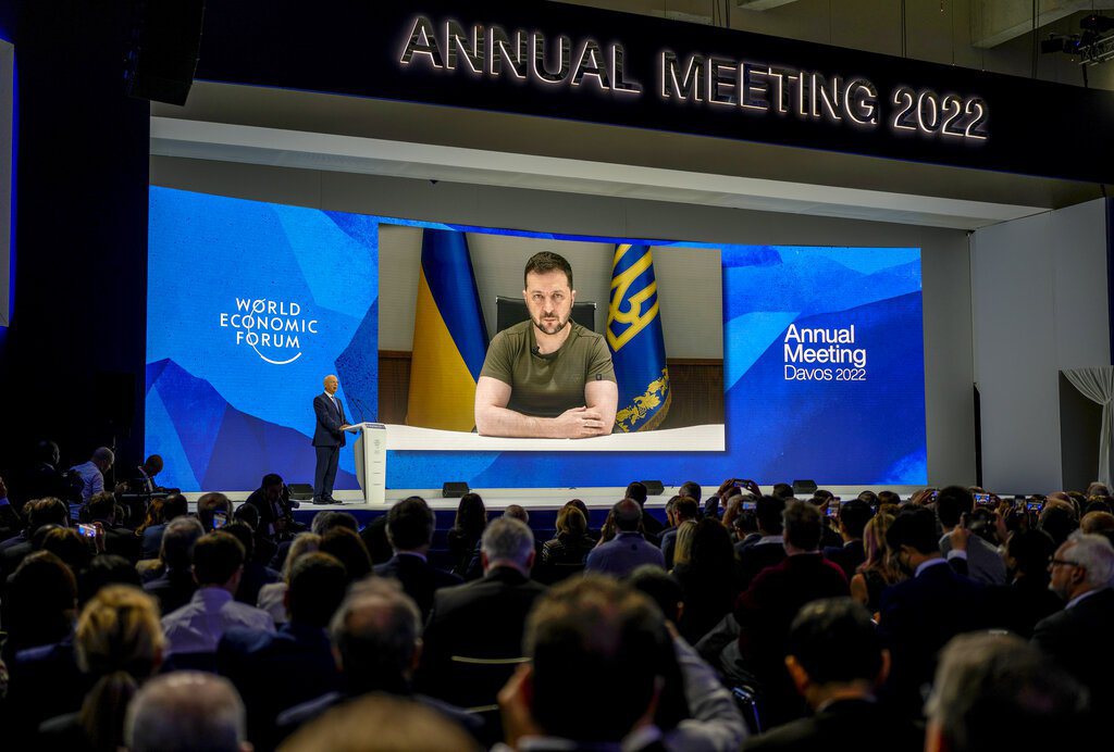 2022年5月23日，澤倫斯基在在瑞士舉行的世界經濟論壇上透過視訊發表談話。 圖／美聯社