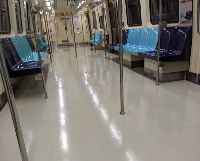 一名網友發現台北捷運車廂空蕩蕩，拋問「台北人是不是自己升三級了？」圖擷自PTT