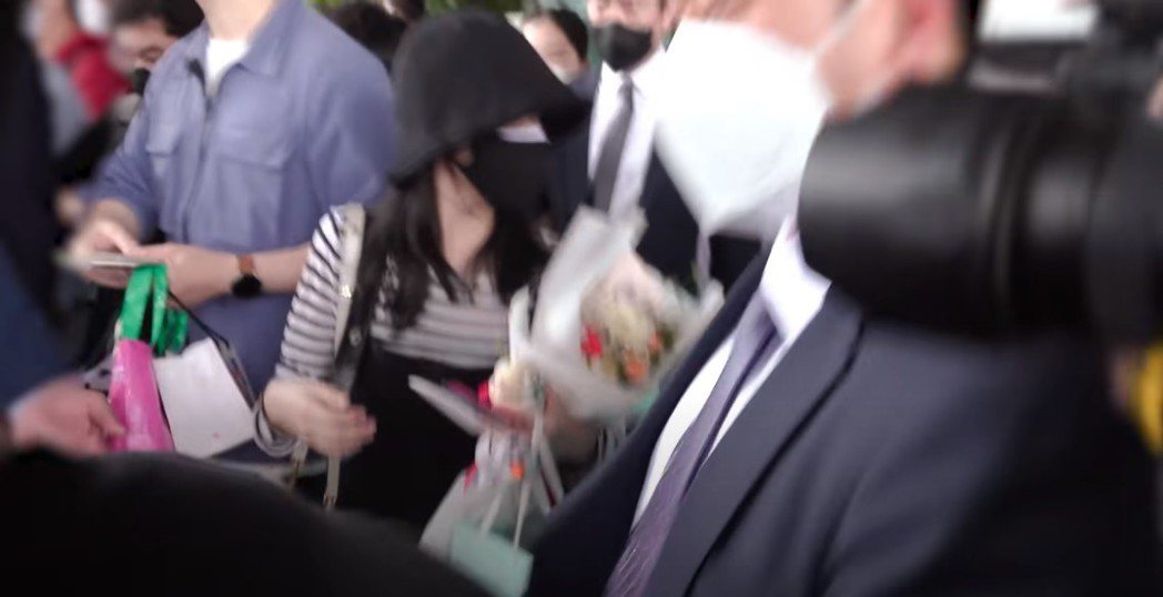 IUz返韓機場人很多。圖／擷自YouTube