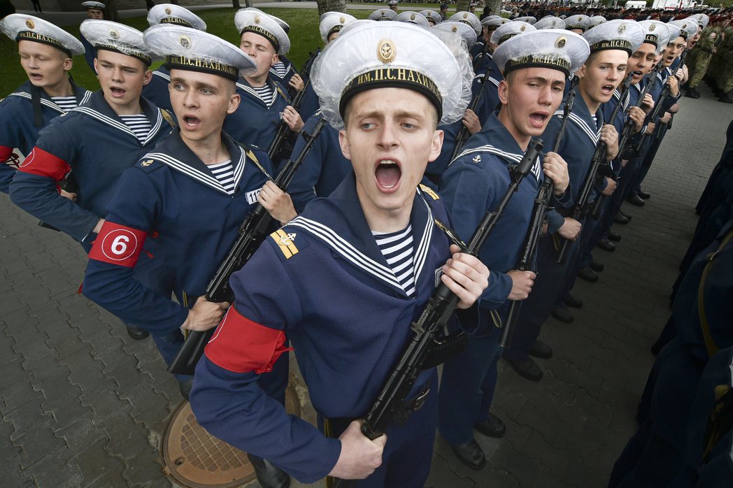 2022年5月5日，克里米亞的俄羅斯海軍學員進行勝利日閱兵彩排。 圖／美聯社