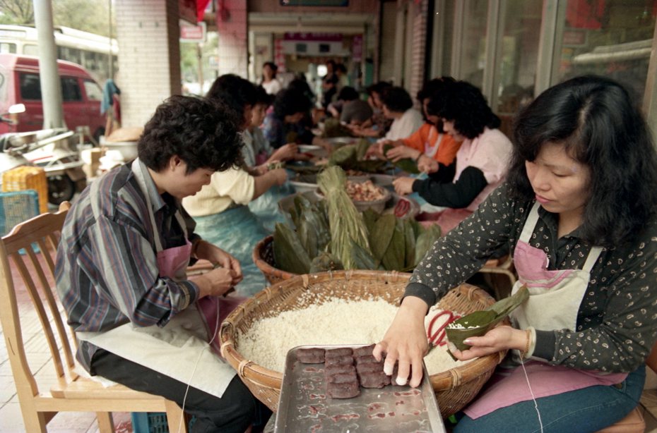 70年代端午節前夕，民眾包粽子。記者許振輝／攝影（圖／聯合報系新聞資料庫照片）