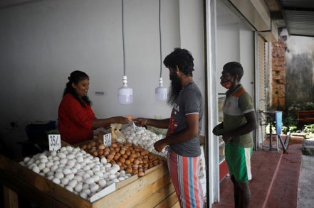 受食品和燃料價格上漲推動，斯里蘭卡5月份的通膨率飆升至紀錄新高。 路透