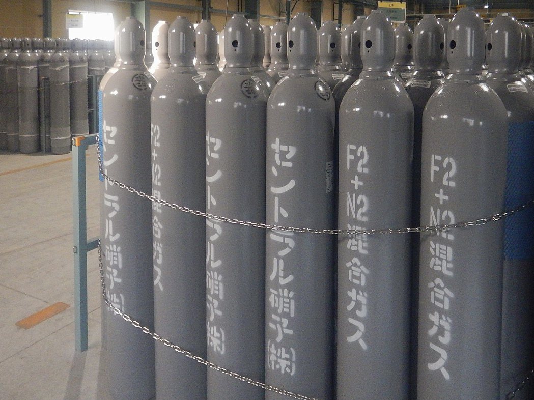台灣中央硝子公司所生產混合氟氣之電子級氣體。 南科管理局/提供