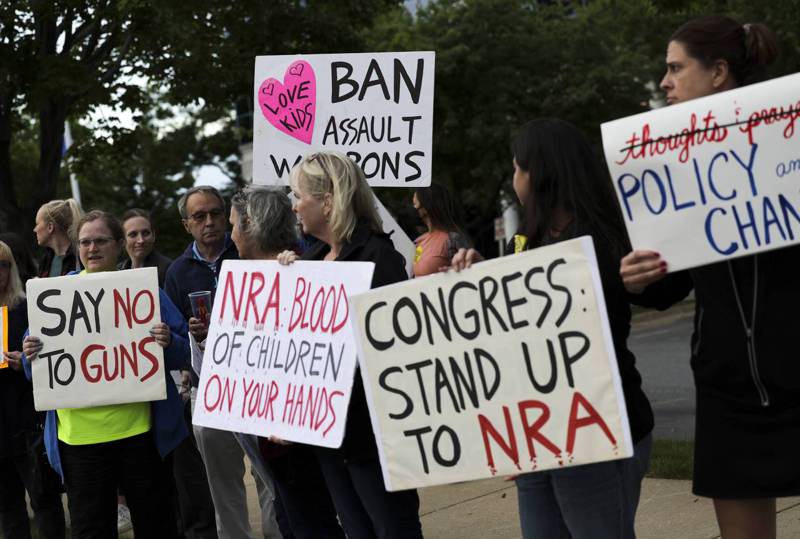 支持槍枝管制的民眾5月25日在全國步槍協會（NRA）位於維吉尼亞州費爾法克斯的總部外抗議。法新社