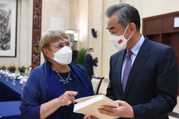 聯合國人權高專巴舍萊（左）近日到訪新疆喀什與烏魯木齊，圖為她5月23日在廣州與中共外長王毅（右）見面。圖／取自大陸外交部官網
