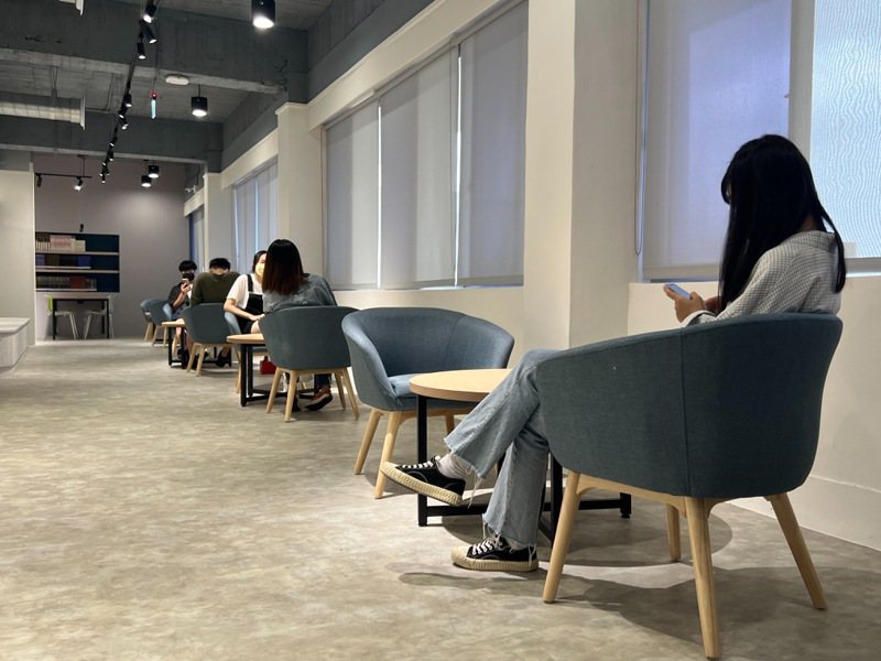 弘光科大圖書館改造，開放式座椅區學生說很像咖啡廳。記者游振昇／攝影
