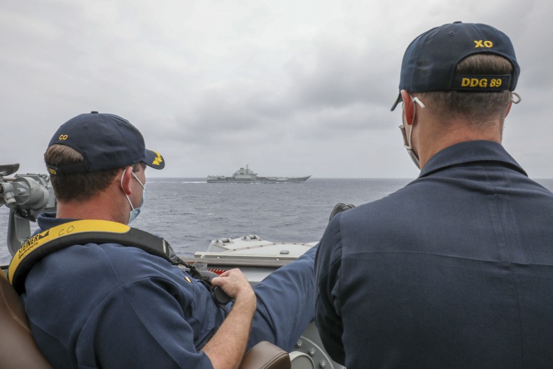 美軍勃克級驅逐艦馬斯廷號（USS Mustin DDG 89）去年4月4日監控遼寧號的照片。艦長將腳蹺起，是否有故作輕鬆甚至輕蔑之意，引發議論。圖／美國海軍檔案照