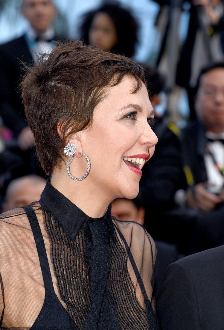 瑪姬葛倫霍配戴蕭邦耳環出席第75屆坎城影展《分手的決心》電影首映紅毯。圖／蕭邦提供