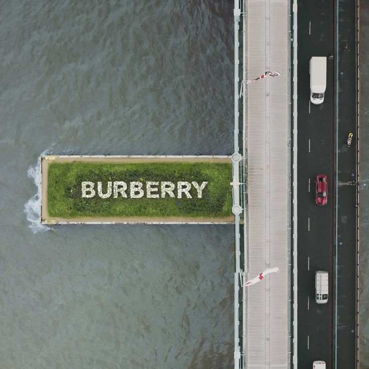 Burberry零廢棄漂浮草皮將在5月30至6月1日於泰唔士河上展出，並對公共開...