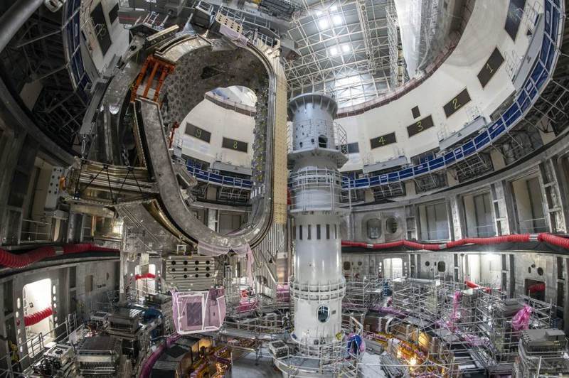 ITER正在建造巨大的環磁機，是複製太陽核融合重要闗鍵，但放在頂部的巨大磁石將從俄羅斯運來。 圖／取自官網