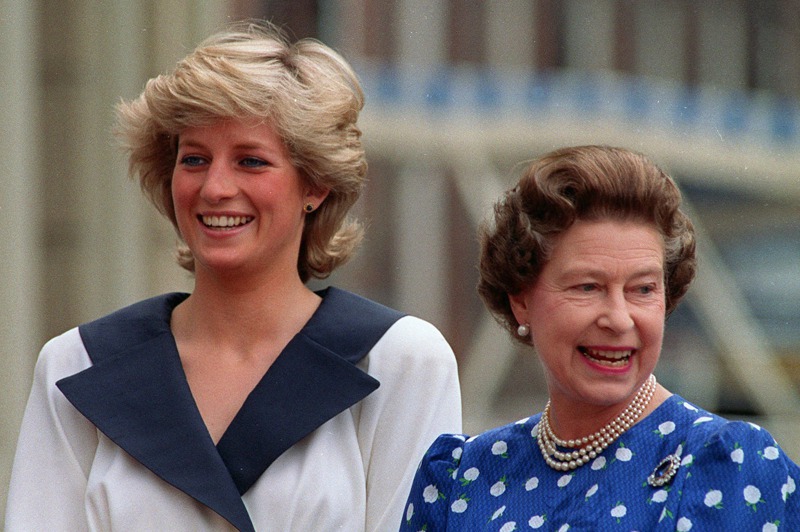 1987年伊麗莎白二世（右）與黛安娜（左），在倫敦克拉倫斯宮外向民眾微笑致意。美聯社