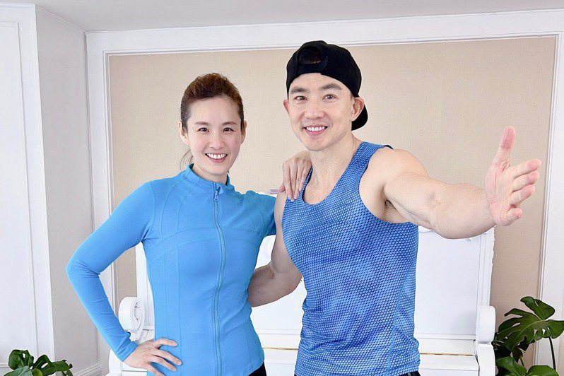 台灣藝人劉畊宏（右）和妻子王婉霏的直播暴紅，是因為他趕上了疫情催生的「直播+健身」新業態。圖／取自臉書
