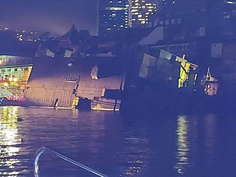 據附近民眾拍攝的照片可見，船身嚴重傾側，近乎90度塌下，橫亘水上，載浮載沉。（facebook「香港漁民 - 我們都是水上人家」圖片）