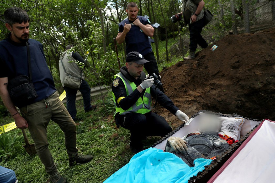 烏克蘭檢察官持續調查俄軍犯下的戰爭罪，圖為哈爾科夫近郊科羅皮村遭受俄軍砲擊的死者...