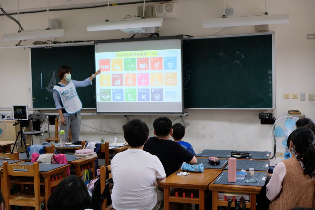 透過互動問答的方式，花王志工引導孩子了解聯合國17項永續發展目標與我們生活的關聯...