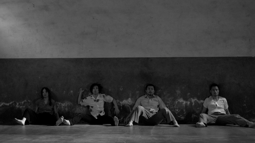 紀錄片中，四位藝術工作者鍾長宏、鄭皓、林俊毅、莊秉衡自《紅鞋子》、《牆》的文本出...