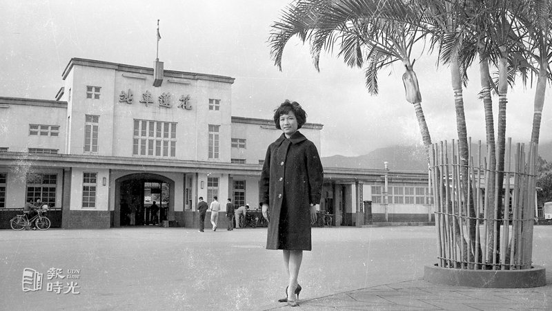 圖說：一女子於花蓮車站外照。來源：聯合報。攝影：王萬武。日期：1963/03/03