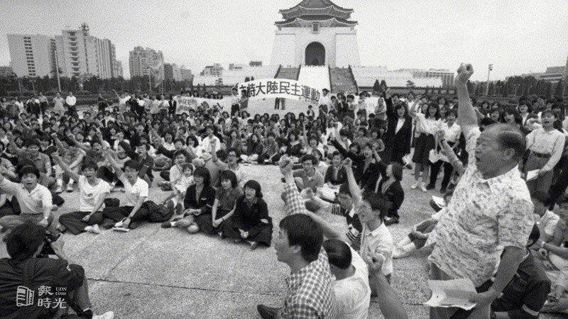 圖說：台北市五千名高中學生廿七日在中正紀念堂廣場集會聲援大陸學運，學生們圍成幾層大圓圈，大家手牽手，唱「龍的傳人」、「四海之內都是中國人」、「中華民國頌」等愛國歌曲。日期：1989-05-27。攝影：林秀明。來源：聯合報

